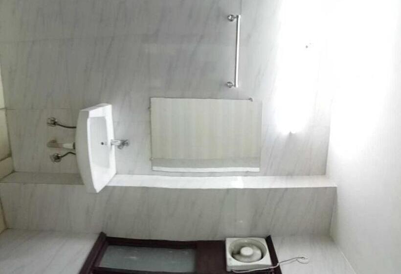 三人经典房间, Pop Hotel Dwarka Inn Near Dwarka Mor Metro Station