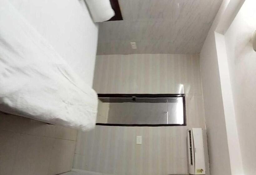 三人经典房间, Pop Hotel Dwarka Inn Near Dwarka Mor Metro Station