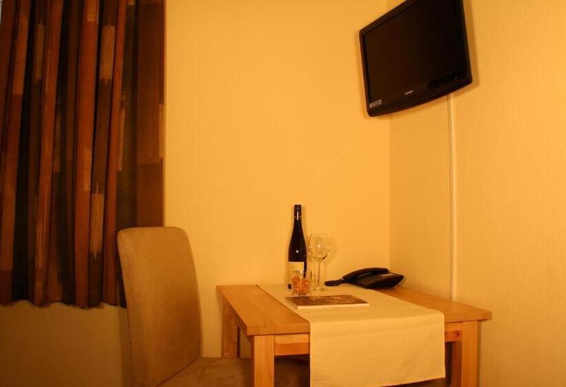 غرفة قياسية فردية, Achilleon Iii