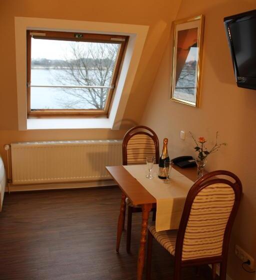 غرفة قياسية ثلاثية, Achilleon Iii