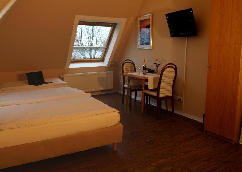 غرفة قياسية ثلاثية, Achilleon Iii