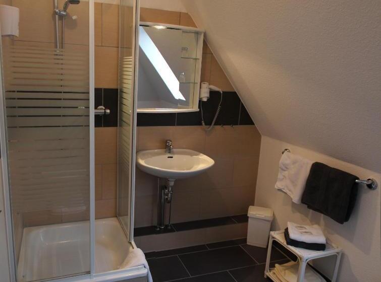 غرفة قياسية ثلاثية, Achilleon Iii