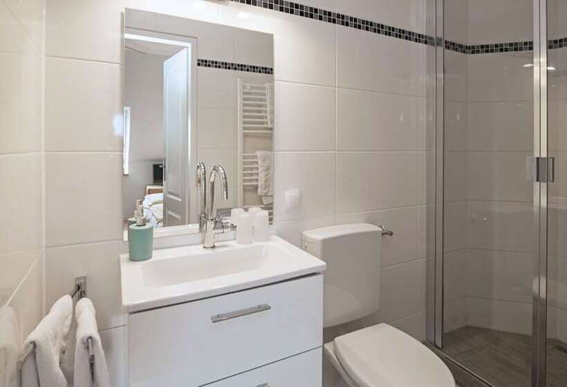 غرفة قياسية فردية, Achilleon Iii