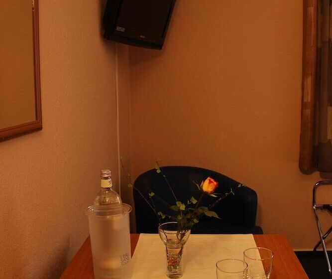 غرفة قياسية, Achilleon Iii