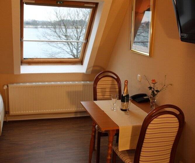 غرفة قياسية ثلاثية, Achilleon Iii