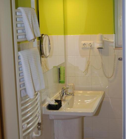 标准单人间, Hildebrandt S