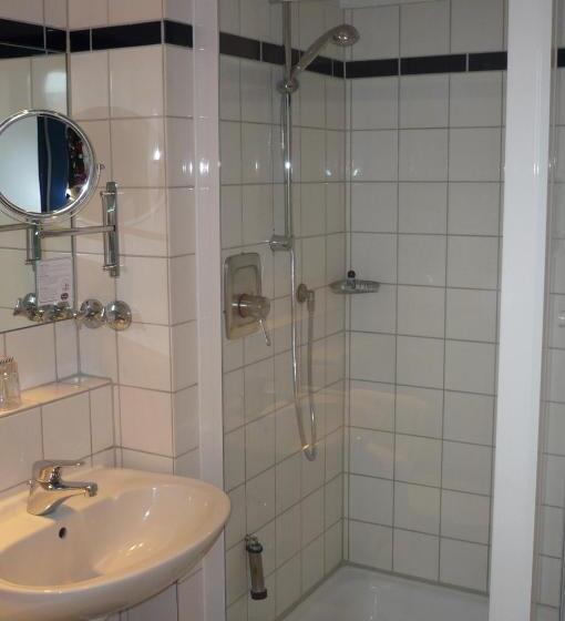 标准间, Senator Marina