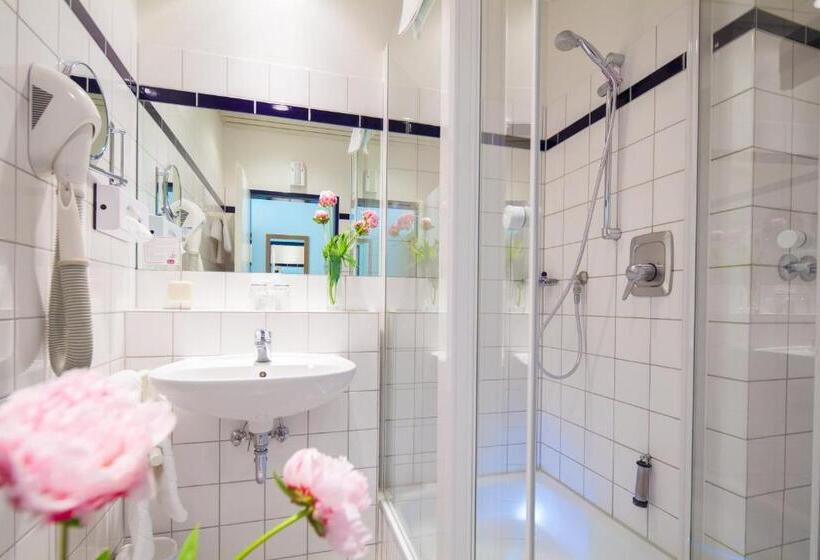 标准单人间, Senator Marina