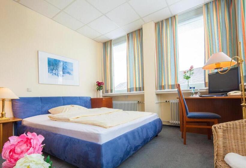 标准单人间, Senator Marina