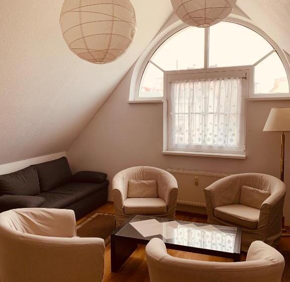 דירת חדר, Zum Strand