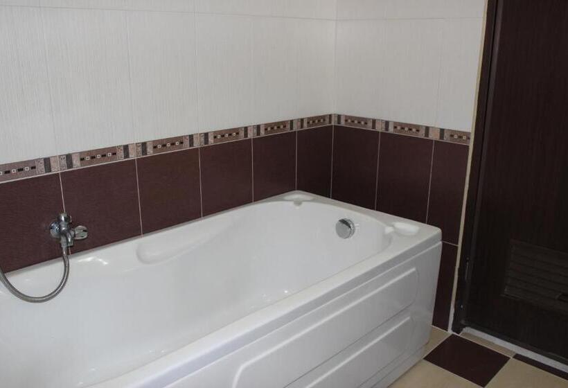 اتاق استاندارد سه نفره, Nhat Binh