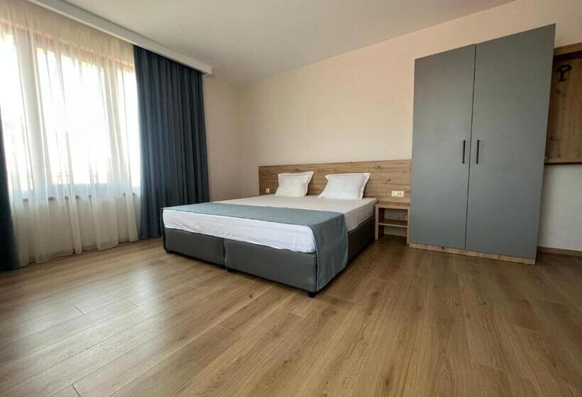 标准三人间, Stamatovi Family