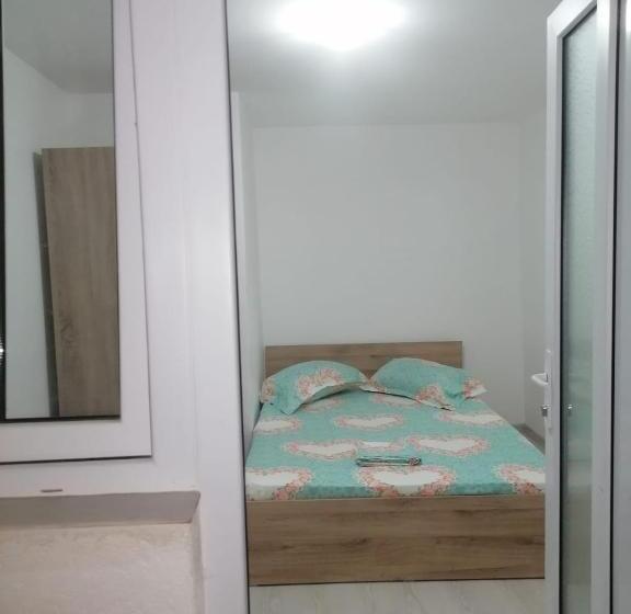 Quarto Triplo Estandar, Emyra S Holiday Rooms