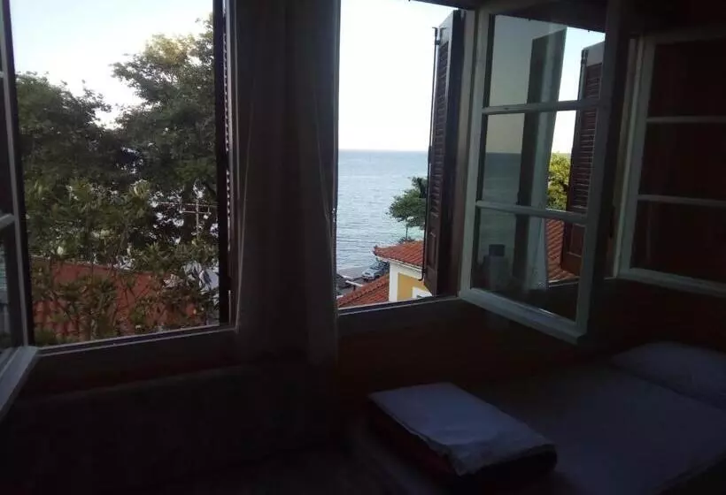 Economy Triple Room, Anesis