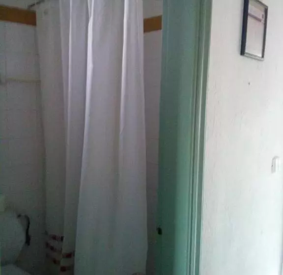 Economy Triple Room, Anesis