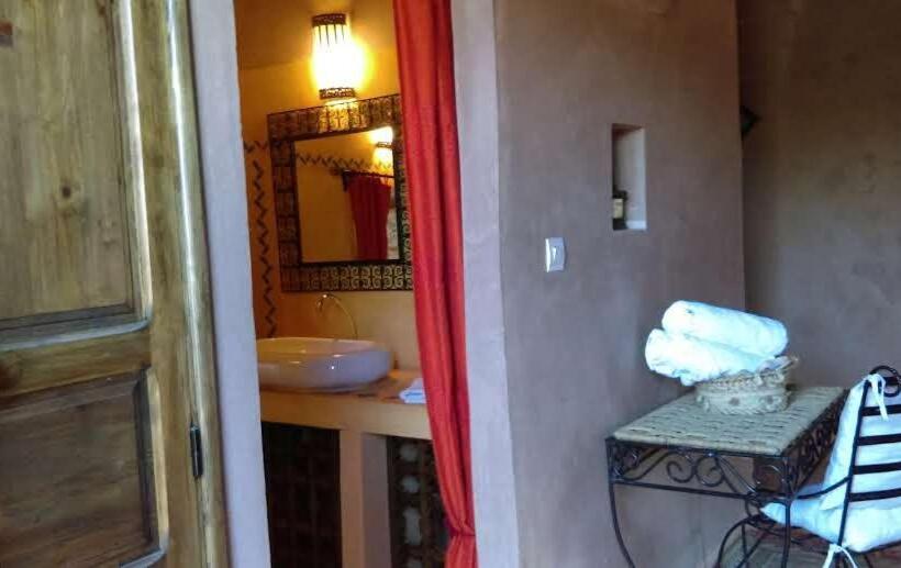 اتاق استاندارد سه تخته با بالکن, Dar Lorkam