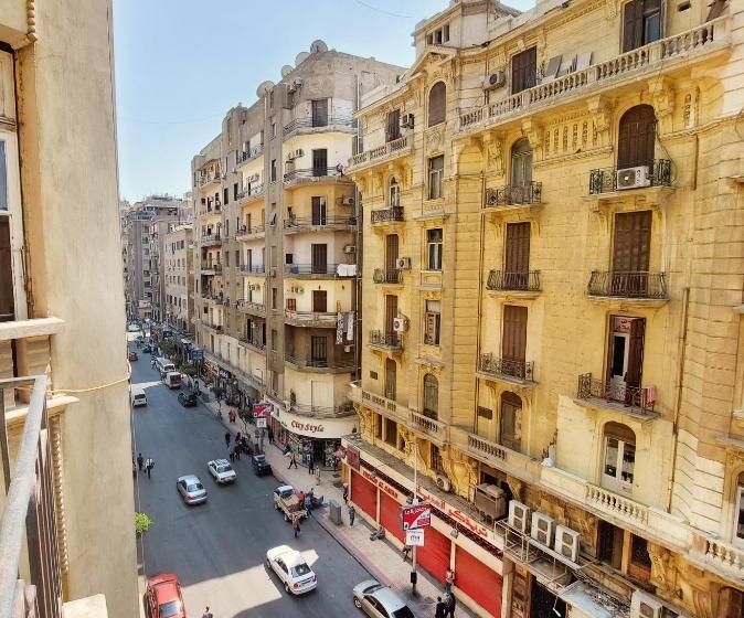 تختخواب در اتاق مشترک, Travelers House