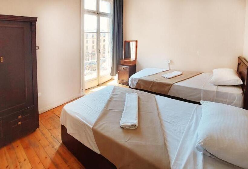 تختخواب در اتاق مشترک, Travelers House