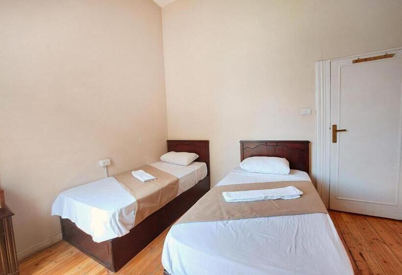 تختخواب در اتاق مشترک, Travelers House