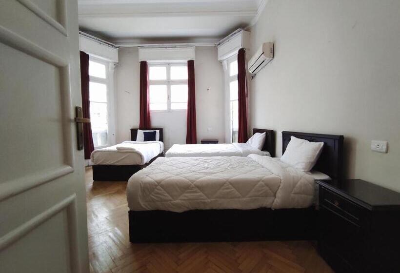 تختخواب در اتاق مشترک, Travelers House