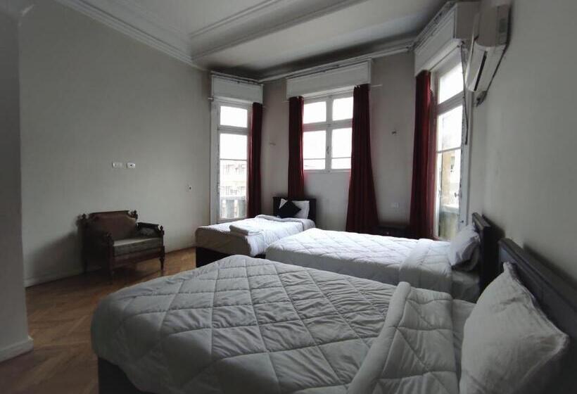 تختخواب در اتاق مشترک, Travelers House