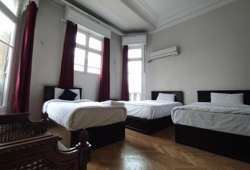 تختخواب در اتاق مشترک, Travelers House