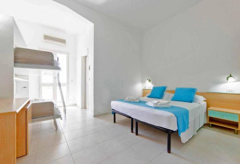 Chambre Standard Quadruple Vue Mer, Picchio Hotel Pescoluse
