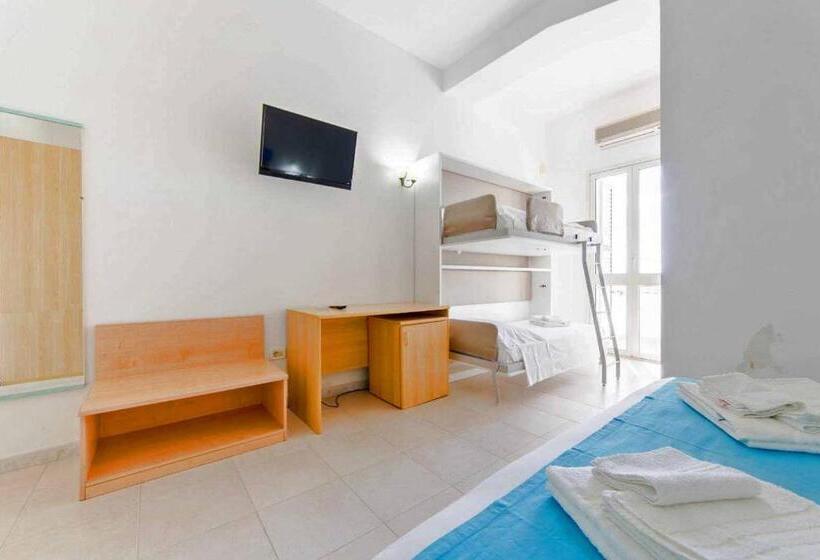 Chambre Standard Quadruple Vue Mer, Picchio Hotel Pescoluse
