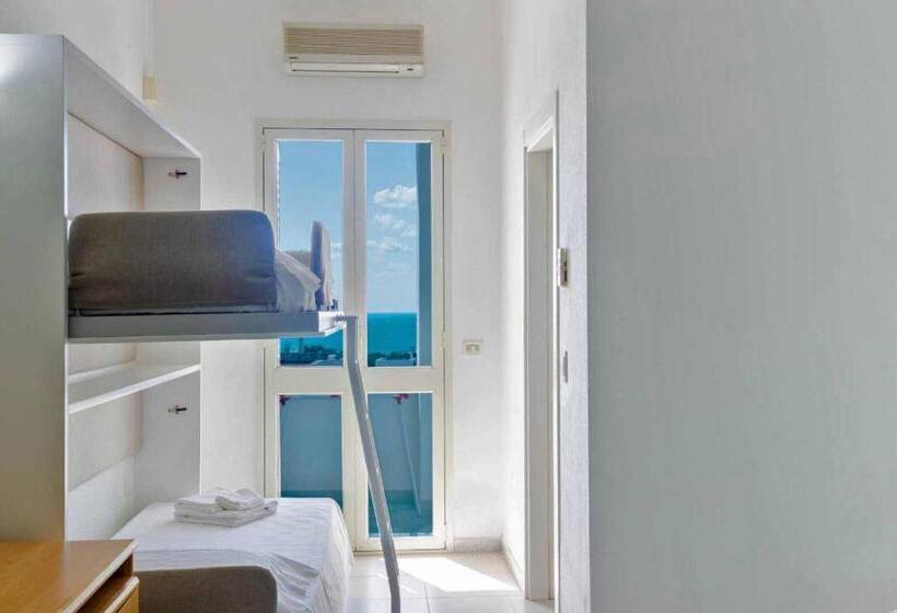 Chambre Standard Quadruple Vue Mer, Picchio Hotel Pescoluse