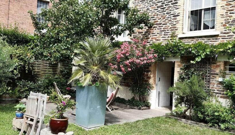 اتاق استاندارد با چشم‌انداز باغ, Chambre D Hôte Le Jardin De L Esplanade Rennes Centre Et Gare