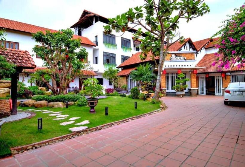 اتاق لوکس سه تخته, Golden Star Villa Hue