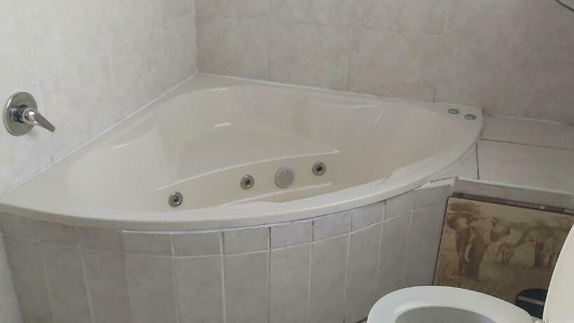 غرفة عائلية مطلّة علي الحديقة, African Elephant Guesthouse