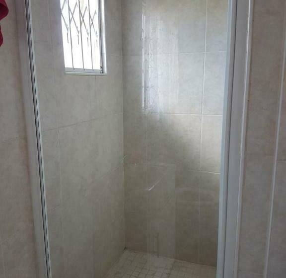 غرفة قياسية ثلاثية, African Elephant Guesthouse