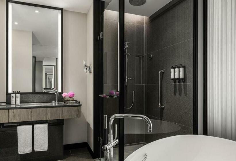 اتاق سوپریور با تخت بزرگ, The Langham, Gold Coast And Jewel Residences