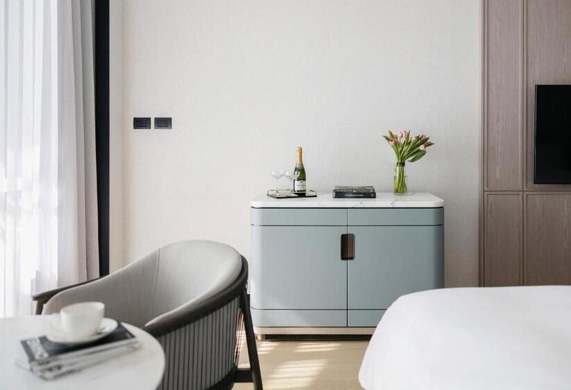 اتاق لوکس با تخت بزرگ, The Langham, Gold Coast And Jewel Residences