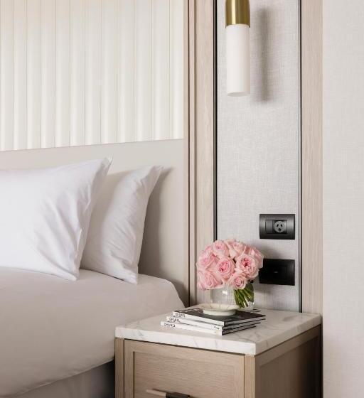 اتاق لوکس با تخت بزرگ, The Langham, Gold Coast And Jewel Residences