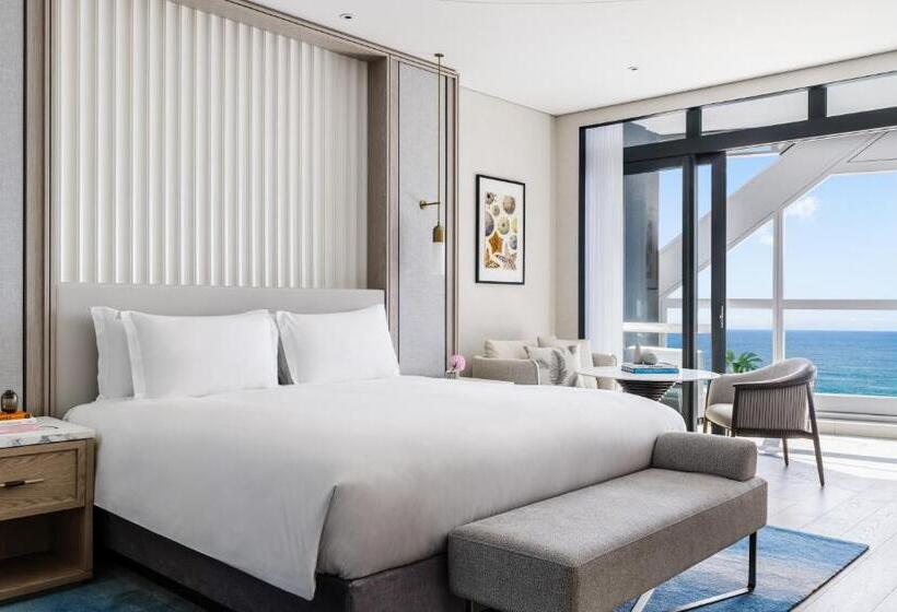 اتاق لوکس با تخت بزرگ, The Langham, Gold Coast And Jewel Residences