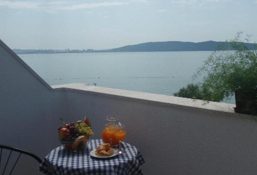 اتاق استاندارد با بالکن و چشمانداز دریا, Ballet School