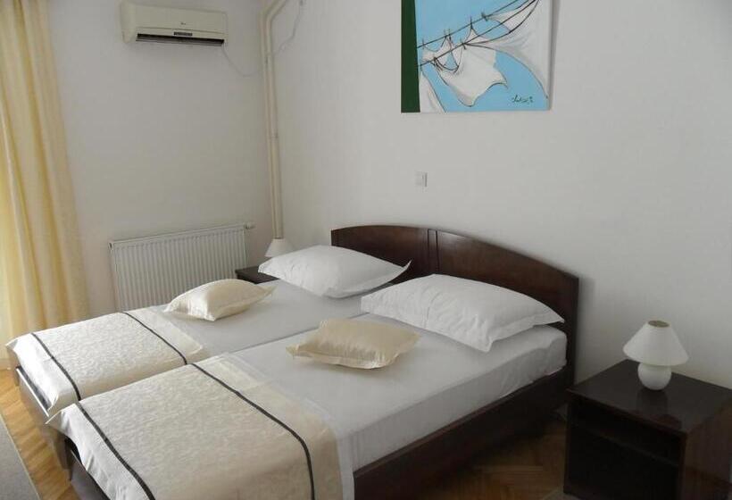 اتاق استاندارد با بالکن و چشمانداز دریا, Ballet School