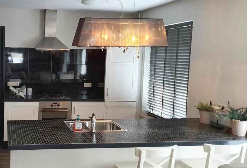 شقة غرفة واحدة, De Kruishoeve