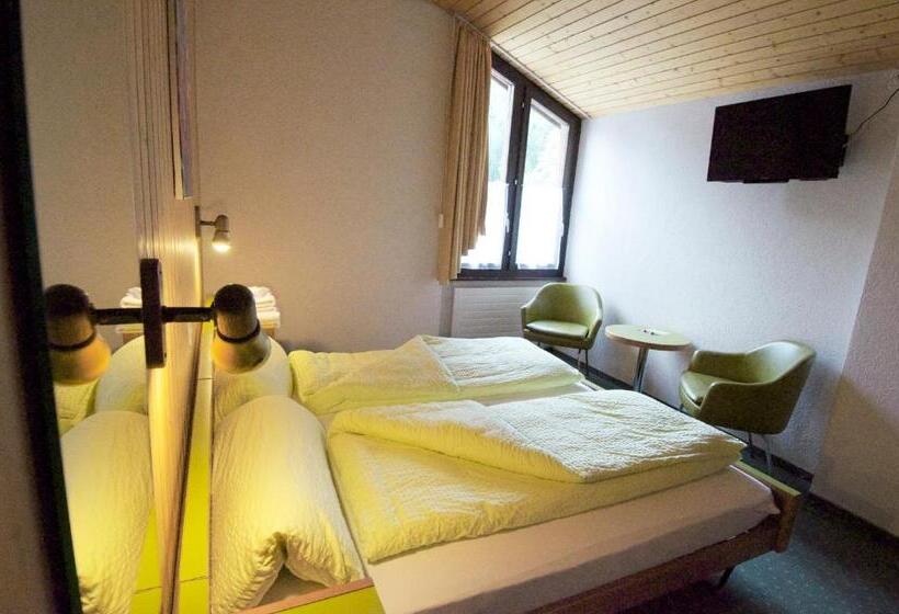 חדר משפחתי, Derby