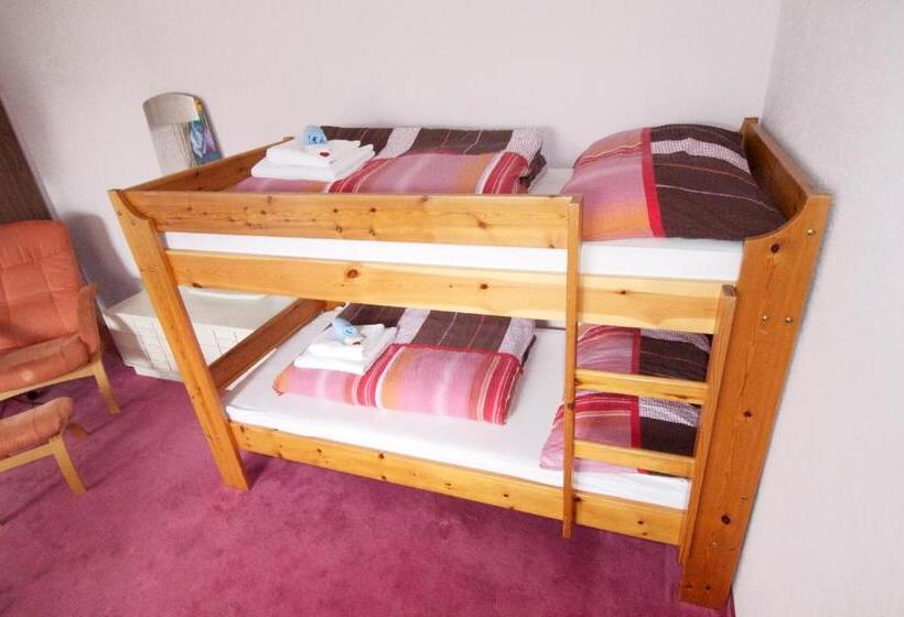 غرفة عائلية, Derby