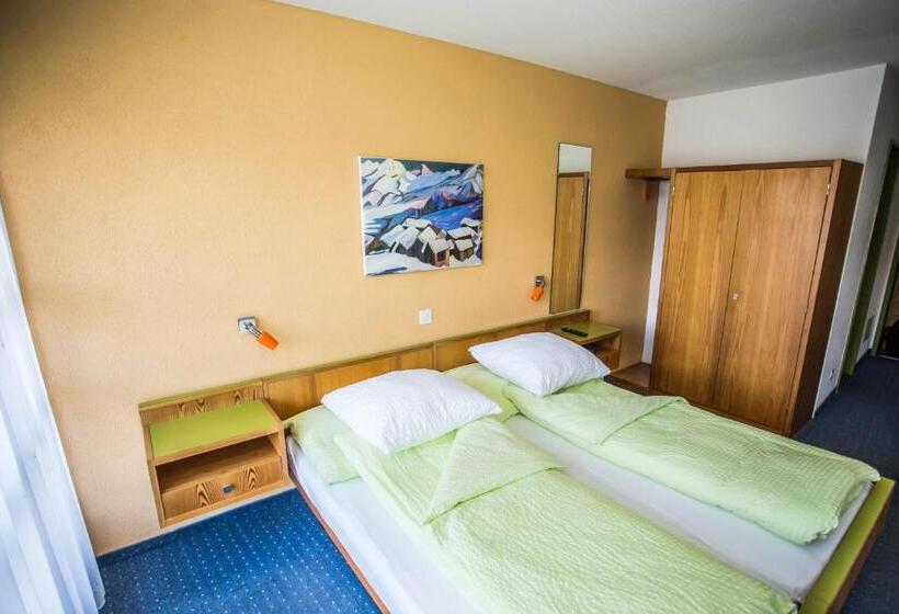 חדר אקונומי, Derby