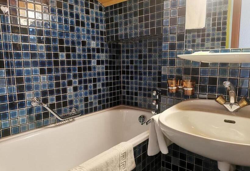 חדר אקונומי, Derby