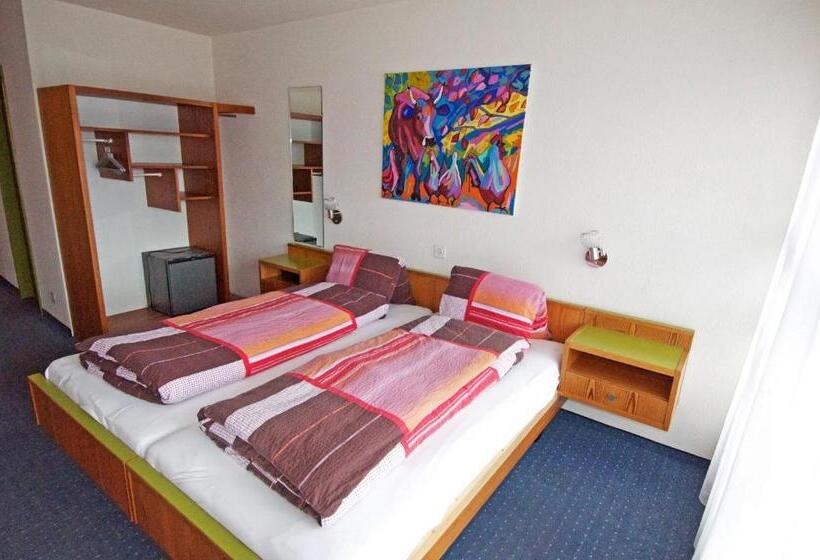 חדר משפחתי, Derby