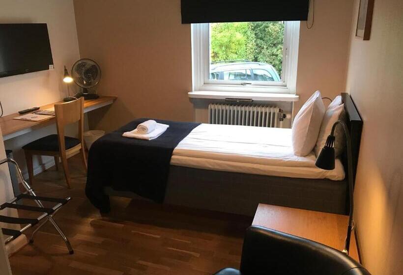 Basic Rum Enkel, Port