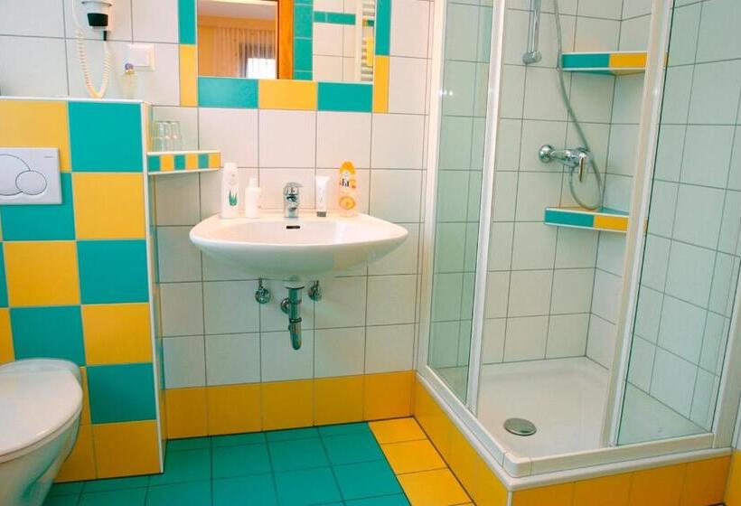 غرفة عائلية, Restaurant Thadeushof