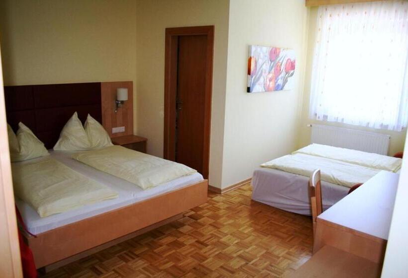 غرفة عائلية, Restaurant Thadeushof