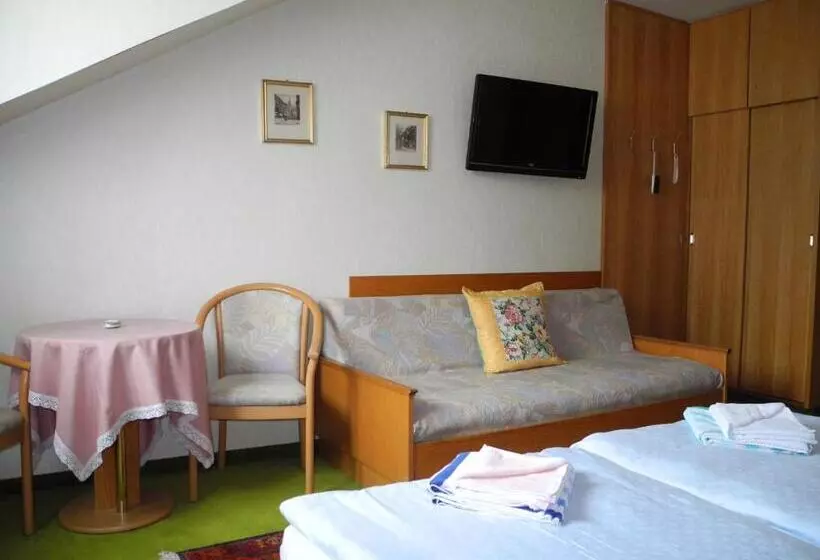 Habitación Triple Estándar, Rosner