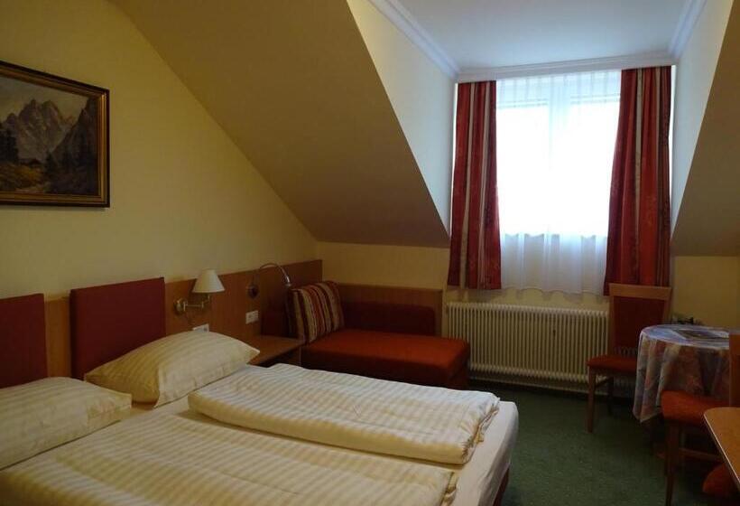 Номер Стандарт Трехместный, Rosner